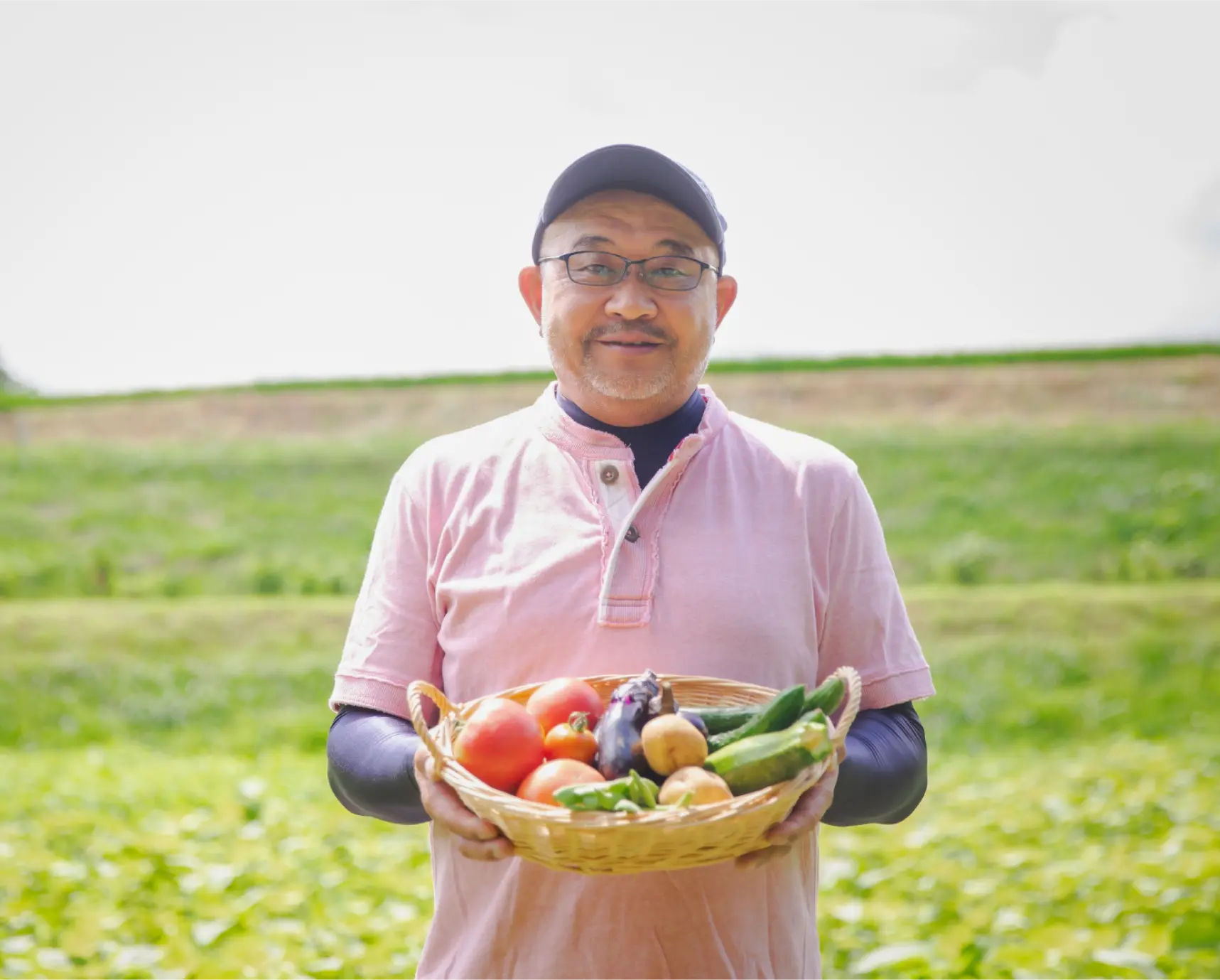 野菜を持っている農家の写真