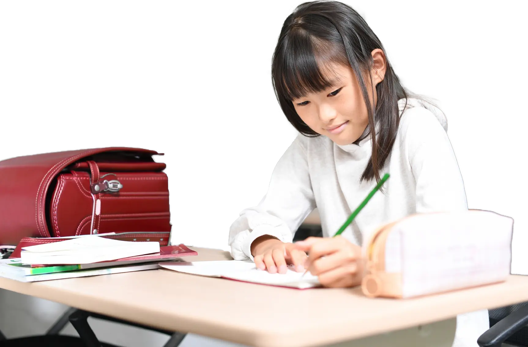 机に向かって勉強する小学生